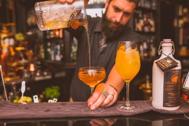 Bar-Hopping Wien – bärtiger Barkeeper beim Eingiessen