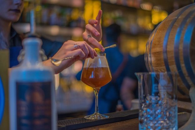 Bar-Hopping Wien – Bartenderin beim Cocktail shaken