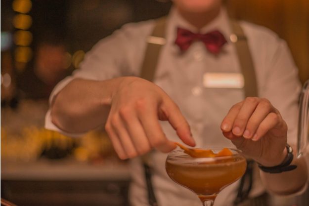 Bar-Hopping Wien – Cocktail garnieren