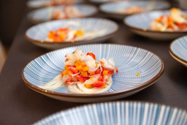 Fisch-Kochkurs Wien – Ceviche auf blauen Tellern