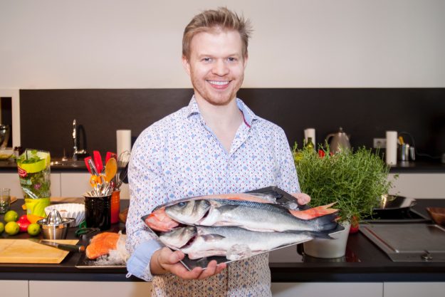 Fisch-Kochkurs Wien – Julian Kutos mit Fisch