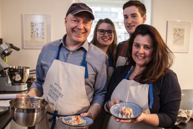 Fisch-Kochkurs Wien – Teilnehmer kochen Fisch