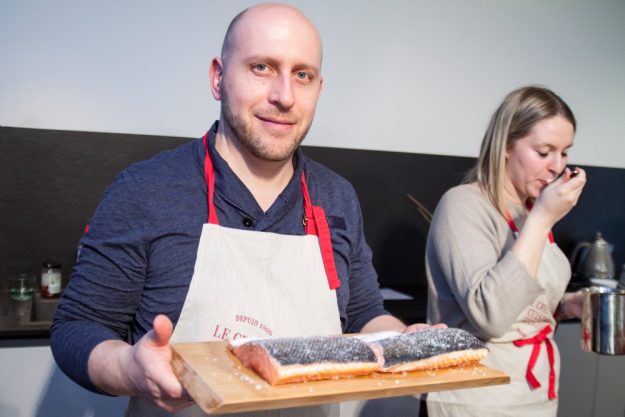 Fisch-Kochkurs Wien – Teilnehmer mit Lachsfilet