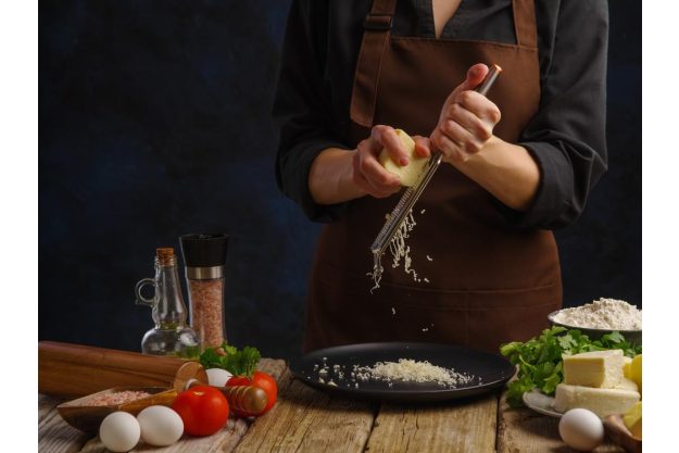 Italienischer Kochkurs Wien – Parmesan reiben