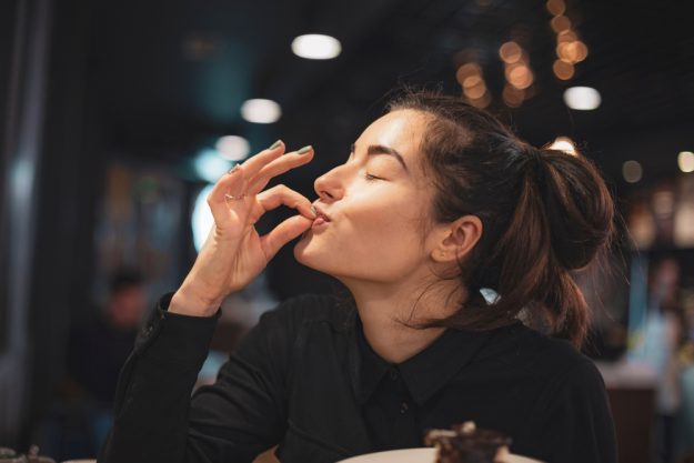 JGA Wien – Frau genießt Pralinen