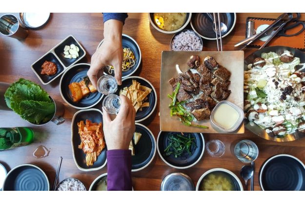 Korean cooking class Vienna - clinking glasses