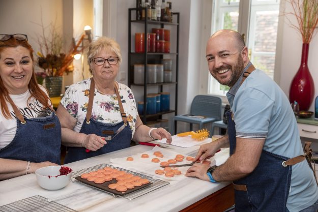 Macarons-Backkurs Wien: Kursteilnehmer backen