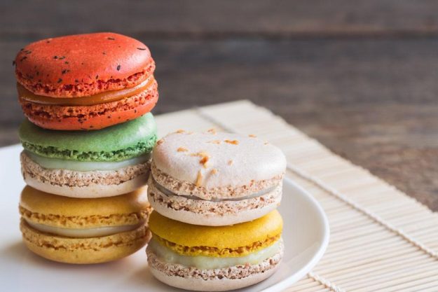 Macarons-Backkurs Wien: bunte Macarons gestapet