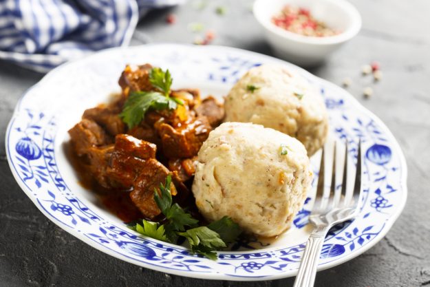 Österreichischer Kochkurs Wien – Knödel mit Gulasch