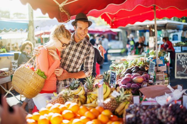 Österreichischer Kochkurs Wien – Paar kauft auf Naschmarkt ein