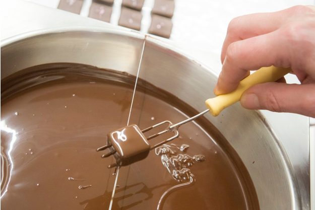 Pralinenkurs Wien – Pralinen mit Schokolade überziehen