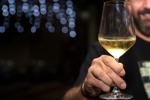 Schaumwein-Tasting Wien – Mann mit Schaumwein