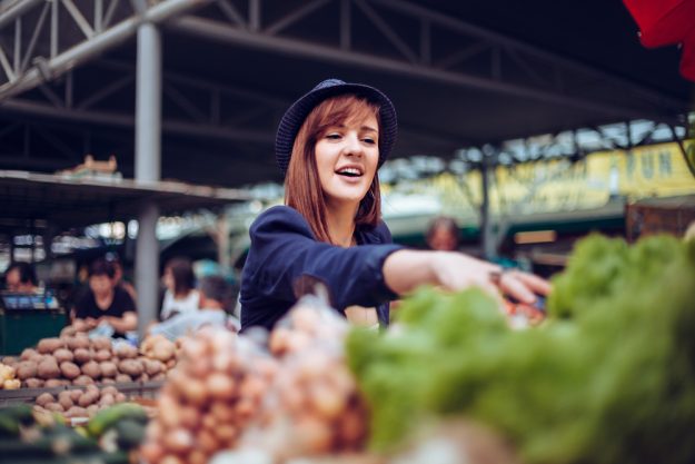 Betriebsausflug Wien - Frau erkundet Markt