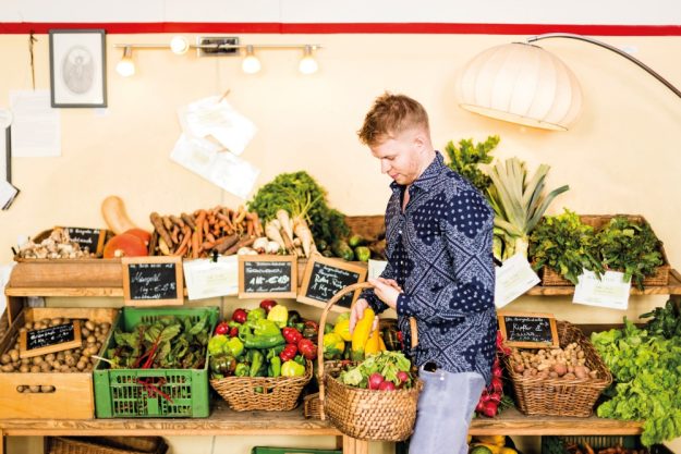 Vegetarischer Kochkurs Wien – Julian Kutos kauft Gemüse