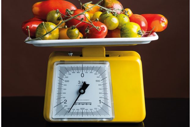 Vegetarischer Kochkurs Wien – Waage mit Tomaten