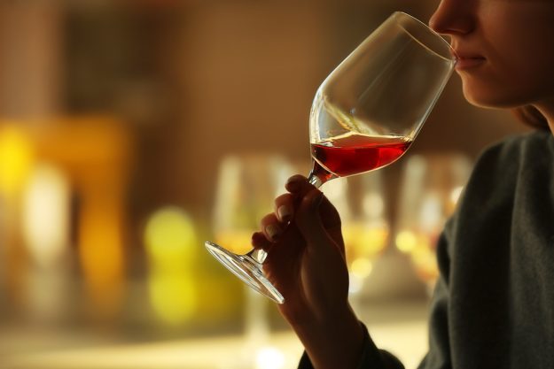 Weinseminar Wien – Frau trinkt Rotwein