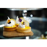 Backkurs Wien – Frau isst Torte