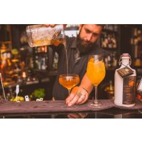 Bar-Hopping Wien – bärtiger Barkeeper beim Eingiessen