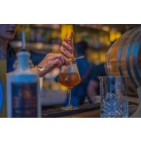 Bar-Hopping Wien – Bartenderin beim Cocktail shaken