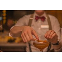 Bar-Hopping Wien – Cocktail garnieren