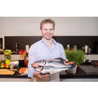 Fisch-Kochkurs Wien – Julian Kutos mit Fisch