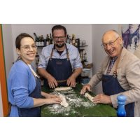 Französischer Kochkurs Wien - vergnügte Teilnehmer bei der Arbeit