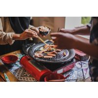 Korean cooking class Vienna - friends doing BBQ