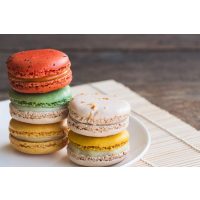 Macarons-Backkurs Wien: bunte Macarons gestapet