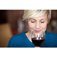 Weinprobe Wien – Frau trinkt Rotwein