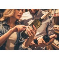 Weinprobe Wien –  Paar sucht Flasche aus