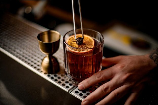 Cocktailkurs Salzburg – Cocktail garnieren