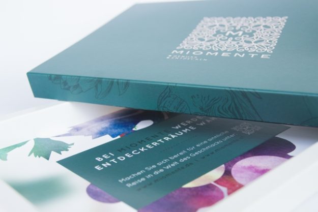 Cocktailkurs-Gutschein – Geschenkbox veredelt mit einer schimmernden Heißprägefolie