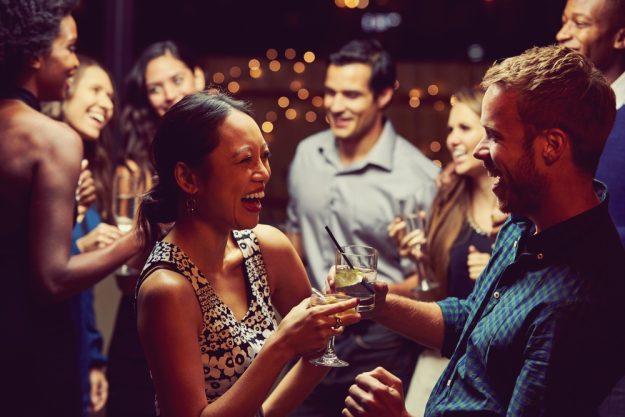 Gutschein Gin-Tasting – Kursteilnehmer lachen und stoßen an