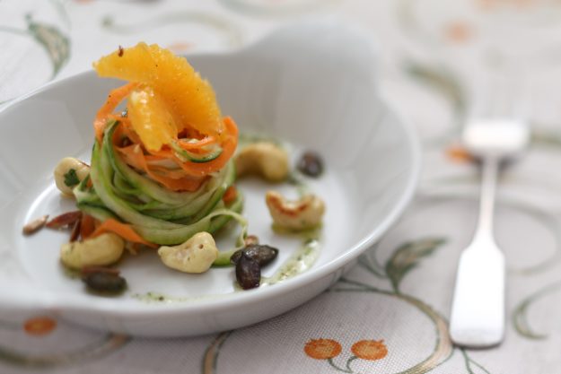 Teambuildingkochkurs- kunstvoll angerichtete Speisen