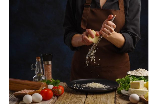 Italienischer Kochkurs Innsbruck: Parmesan reiben