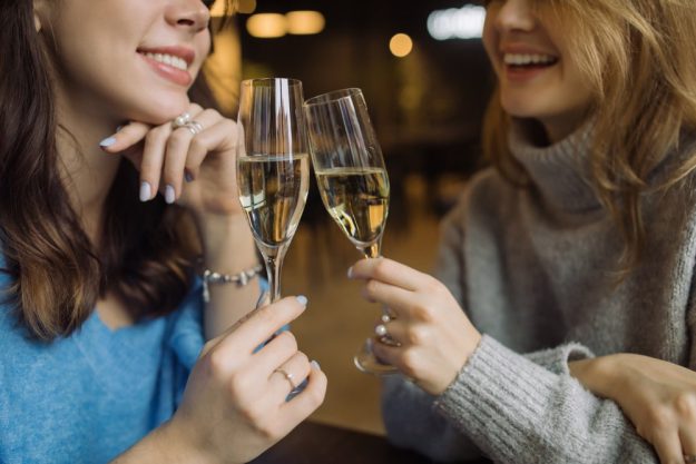 Schaumwein-Tasting Salzburg – Freundinnen stoßen mit Sekt an