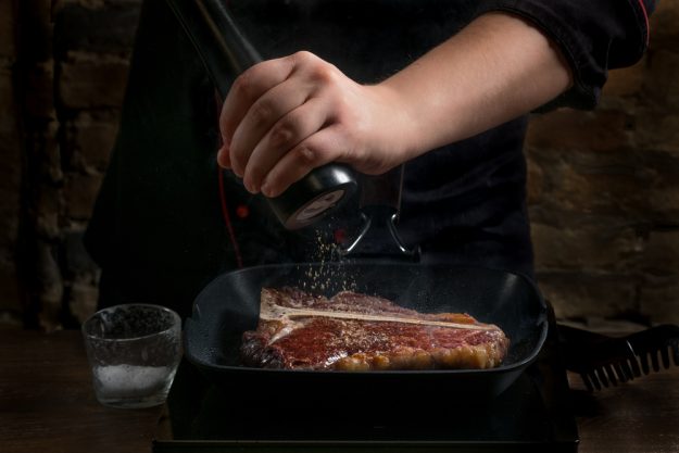 Steak-Kochkurs Wien – Porterhouse würzen