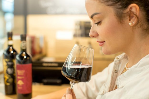 Weinprobe Salzburg – Frau trinkt Wein