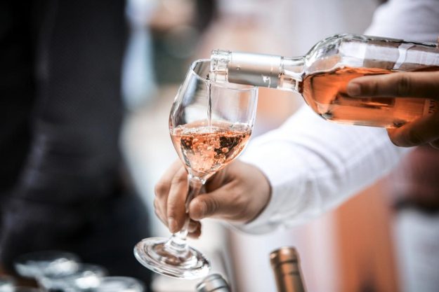 Weinprobe Salzburg – Roséwein einschenken