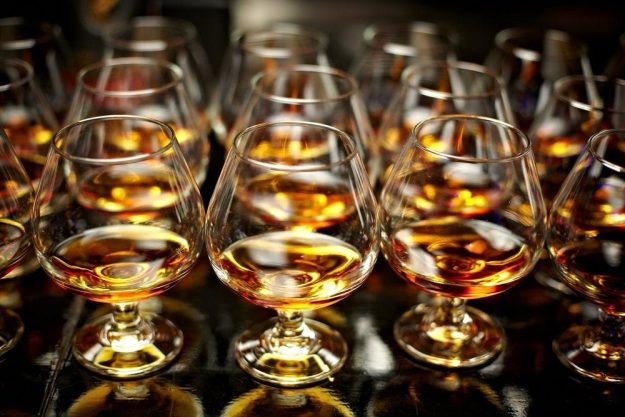 Whisky-Tasting Innsbruck – Gläser stehen bereit