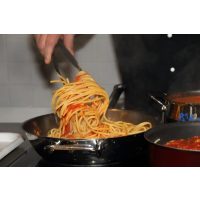 Italienischer Kochkurs Innsbruck: Nudeln und Sauce sofort mischen