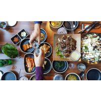 Korean cooking class Vienna - clinking glasses