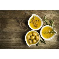 Olivenöl-Tasting Salzburg – Oliven und Öl in Schälchen