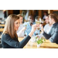 Weinseminar Salzburg – junge Frau bei der Weinprobe