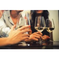 Weinprobe Salzburg – Freunde trinken Wein zusammen