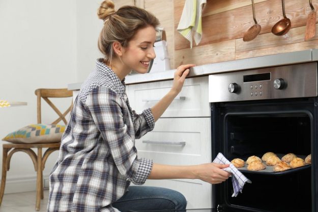 Backkurs Salzburg – Frau am Ofen