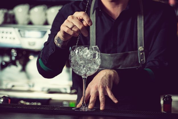 Gutschein Gin-Tasting – Barkeeper rührt Eiswürfeln um