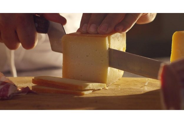 Käse-Seminar Salzburg: mit Käsemesser schneiden