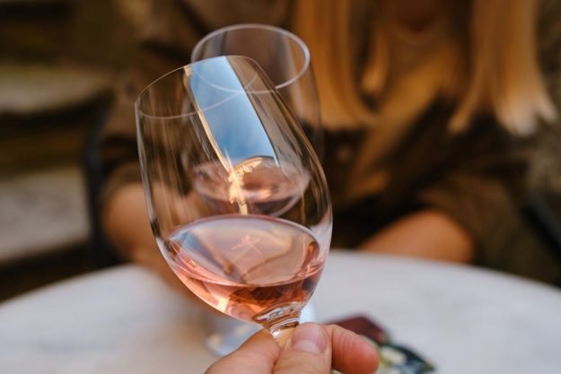 Weinseminar Salzburg – ein Glas Rosé probieren