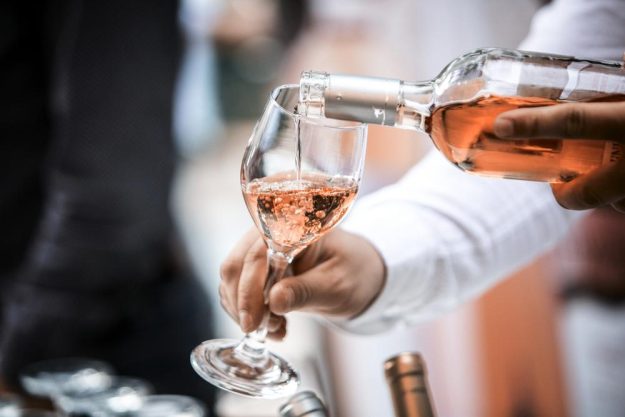 Weinprobe Salzburg – Roséwein einschenken